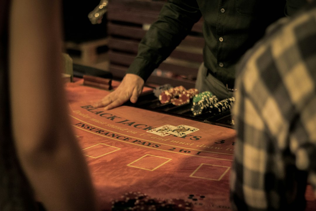 En Dypdykk i Blackjack: Spillstrategier, Regler og Tips